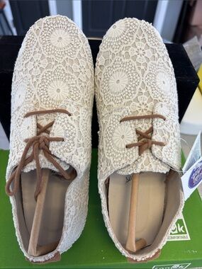 Sanuk Women's Crochet Lace Oxford Flats in Cream with Brown Laces